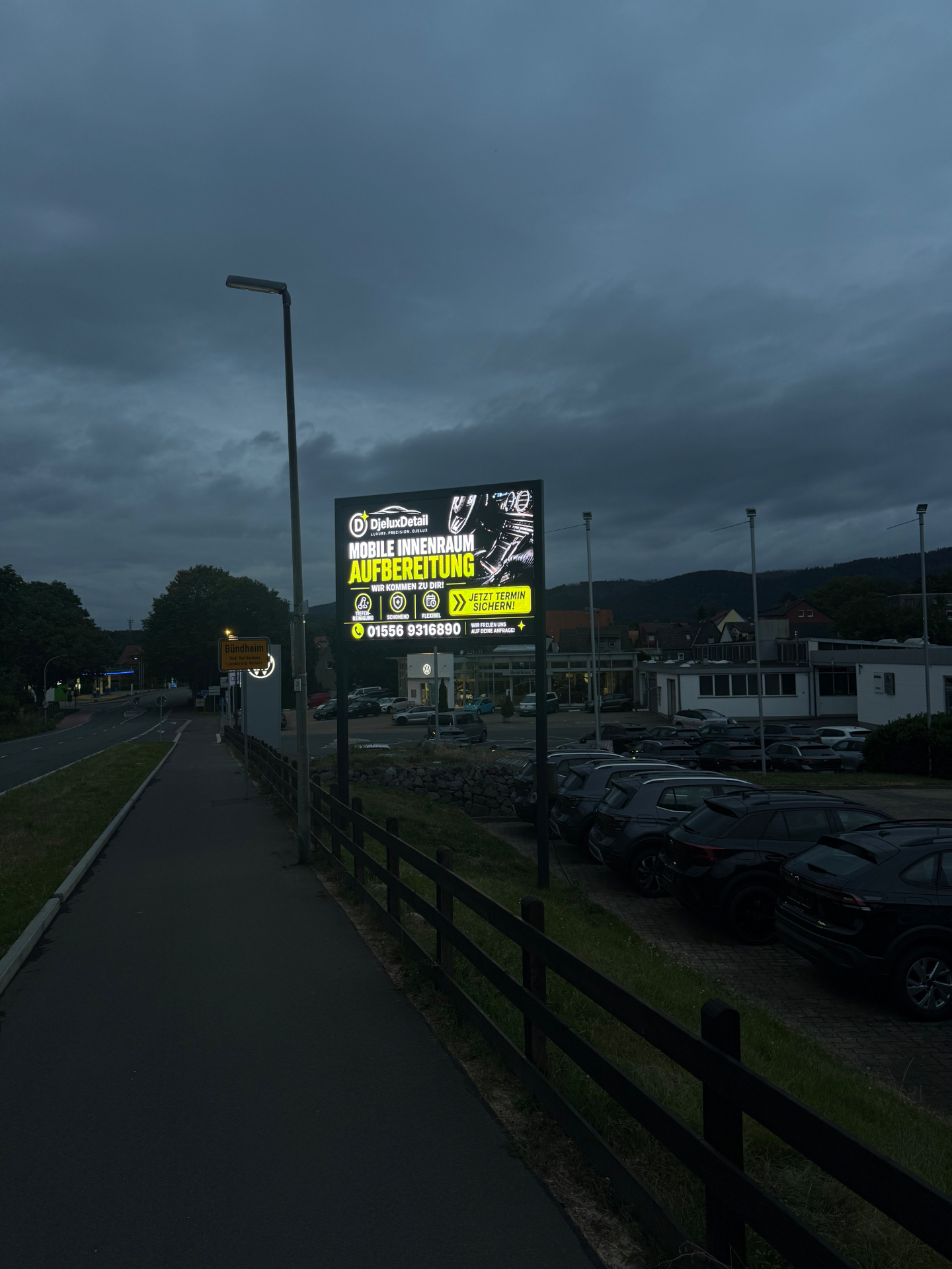 Digitale Werbetafel von Harz Marketing bei Nacht in Bündheim, Bad Harzburg mit Werbung für DjeluxDetail Innenraumaufbereitung